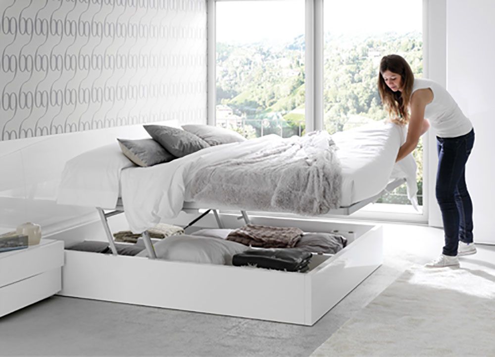Fotografia de una cama con canapé